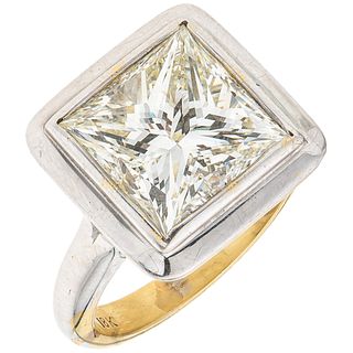 SOLITAIRE RING WITH DIAMOND IN 18K YELLOW GOLD 1 Princess cut diamond ~6.80 ct Clarity: SI1-SI2 Color: M-N