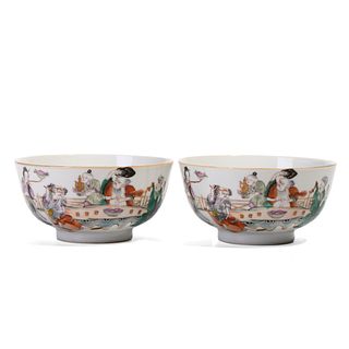 A PAIR OF FAMILLE ROSE FIGURES BOWLS