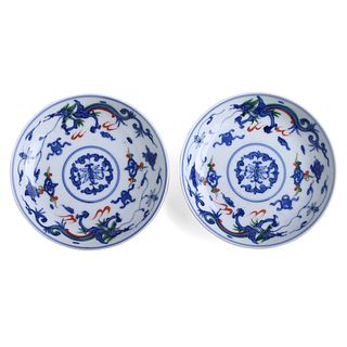 A PAIR OF BLUE AND WHITE AND COPPER RED FLOWERS BOWLS