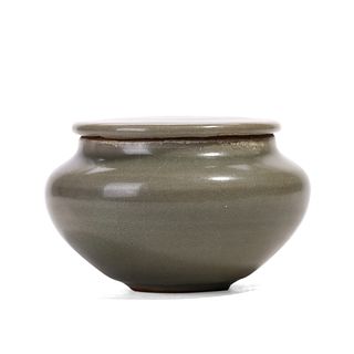 A LONGQUAN CELADON JAR WITH COVER