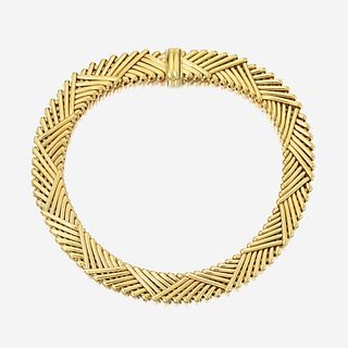 An eighteen karat gold necklace
