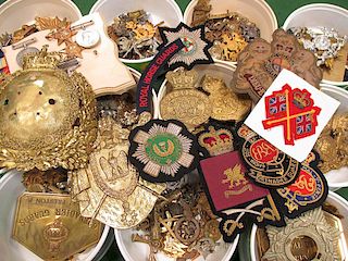 <p>A quantity of military badges, insignias etc. (some modern)</p>