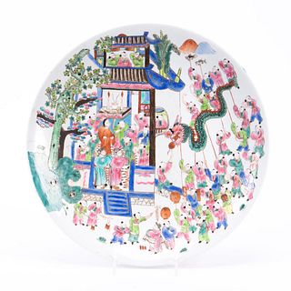 CHINESE FAMILLE ROSE FIGURAL PORCELAIN CHARGER