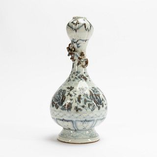 CHINESE BLUE & WHITE SUANTOUPING VASE WITH DRAGON