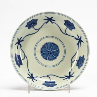 CHINESE BLUE & WHITE FLORAL MOTIF PORCELAIN PLATE