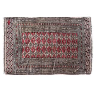 Tapete. Siglo XX. Estilo bokhara. Elaborado a mano, en fibras de lana y algodón. Decorado con motivos geométricos.