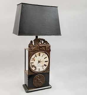 Lámpara de mesa. Siglo XX. Elaborada en metal. Para dos luces. Con pantalla de lámina, fuste a manera de reloj.