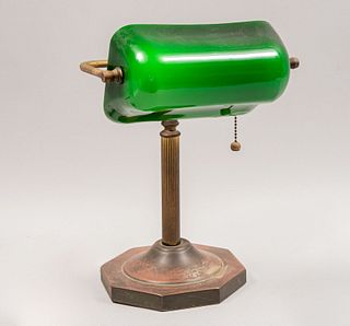 Lámpara de escritorio. Siglo XX. Estilo inglés. Elaborada en latón. Electrificada para una luz. Con pantalla de vidrio.
