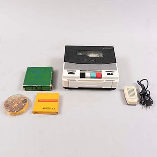 Grabadora de carrete. EE.UU., siglo XX. De la marca Commodore modelo PV-909R. Con micrófono. Mecanismo de baterías.