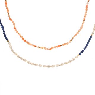 Dos collares con coral, perlas de río y lapislázuli. Peso: 39.6 g.