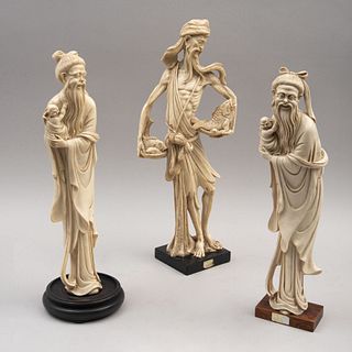 Lote de 3 figuras decorativas orientales. China, siglo XX Elaborados en pasta. Acabado crudo. 2 con base de madera.