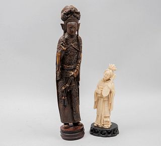 Lote de 2 figuras orientales. SXX. Elaboradas en resina moldeada. Consta de: personaje femenino con laúd y deidad de la guerra.