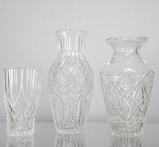 Lote de 3 floreros. Siglo XX. Elaborados en cristal cortado. Decorados con elementos facetados y geométricos.