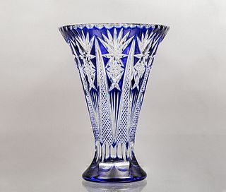 Florero. Siglo XX. Elaborado en cristal de Bohemia color azul. Decorado con elementos facetados, geométricos y vegetales.