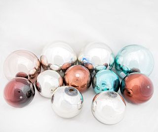 Lote de 11 esferas. Siglo XX. Elaboradas en vidrio soplado. Acabado metálico. Diferentes tamaños.