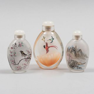 Juego de 3 botellas de rapé. China, siglo XX. Elaboradas en vidrio. Pintados a mano con motivos vegetales, florales.