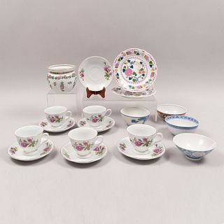 Servicio abierto de vajilla. Alemania, China y México. Elaborados en porcelana. Consta de: 5 tazas, 6 platos base, pecera, otros.