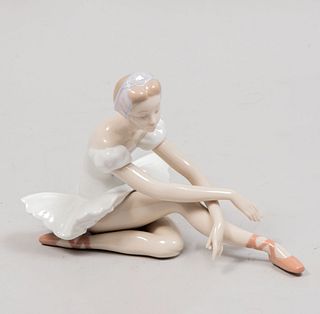 Bailarina. España, siglo XX. Elaborada en porcelana Lladró acabado brillante.
