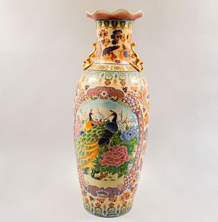 Jarrón. China Siglo XX. Elaborado en cerámica. Decorado con elementos vegetales, florales, orgánicos, aves y esmalte dorado.