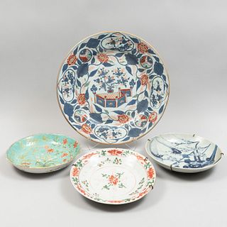 Lote de 3 platos y platón China, siglo XX Estilo Compañía de Indias. Elaborados en porcelana y semi porcelana.