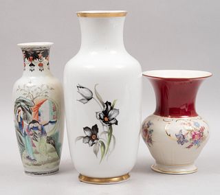 Lote de 3 jarrones. Alemania y China. Siglo XX. Elaborados en porcelana, 2 de Bavaria. Marca Oscar Schaller & Co. y Gerold & Co.