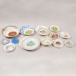Lote de 22 platos decorativos. Diferentes orígenes y tamaños. Siglo XX. Elaborados en porcelana, cerámica y semiporcelana.
