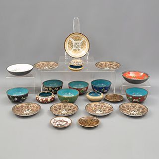 Lote de 21 cuencos y ceniceros. Origen oriental. Siglo XX. Elaborados en cerámica esmaltada y en la técnica del cloissoné.