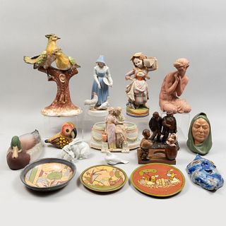 Lote 14 artículos decorativos. México, Japón, Alemania, otros. Siglo XX. Elaborados en pasta, porcelana, terracota y madera.