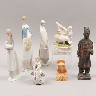 Lote 7 figuras decorativas. Siglo XX. Elaboradas en porcelana, cerámica y terracota. Consta de: 2 damas recolectoras, Otros.