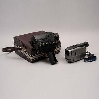 Lote de 2 cámaras de video. Siglo XX. Elaboradas en baquelita, material sintético y metal. Marca Sony y Bolex.