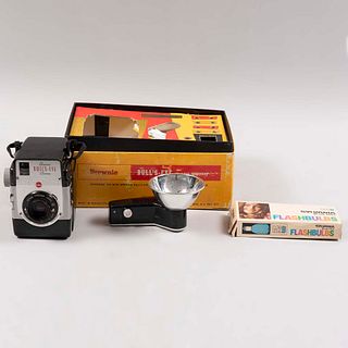 Cámara Bulls eye. Siglo XX.  De la marca Kodak. Elaborada en metal, baquelita y material sintético. Con caja original e instructivo.