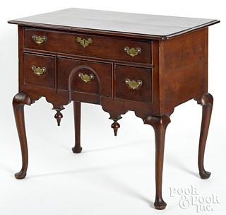 New England Queen Anne mahogany dressing table