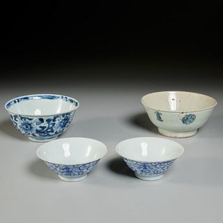 (4) Chinese blue and white porcelain footed bowls