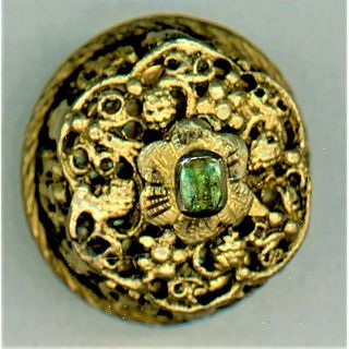 A 17TH CENTURY SMUGGLERS TYPE EMERALD CENTERED BUTTON