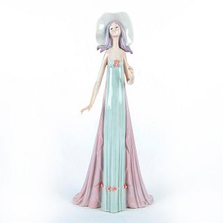 The Debutante 1001431 - Lladro Porcelain Figurine
