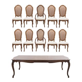 Antecomedor. Siglo XX. Elaborado en madera. Consta de: Mesa con sistema de extensiones, 8 sillas y 2 sillones.