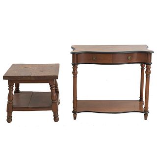 Lote de 2 piezas. Siglo XX. En talla de madera. Consta de: Mesa consola y mesa lateral. 80 x 90 x 42 cm (mayor)
