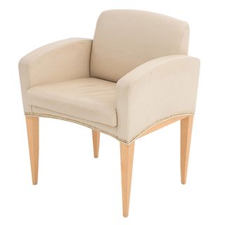 Sillón. Estados Unidos. Siglo XXI. Marca Davis Furniture. Estructura de madera. Con respaldo cerrado y asiento en tapicería.