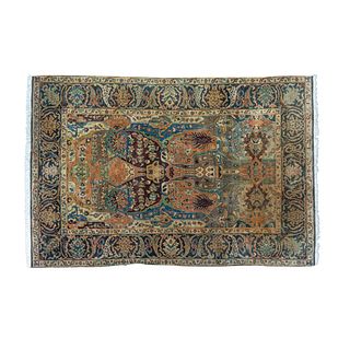 Tapete. Persia, años 60 Estilo Tabriz. En fibras de lana y algodón. Decorado con elementos vegetales, florales y orgánicos. 270 x 186cm