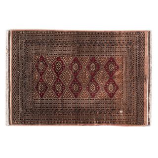 Tapete. Pakistán. Siglo XX. Estilo Boukhara. Anudado a mano en lana y algodón. Firmado. Elementos geométricos y florales. 125 x 190 cm