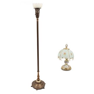 Lote de lámpara de piso y lámpara de mesa. Siglo XX. Elaboradas en metal dorado y latón. Electrificadas para una luz.