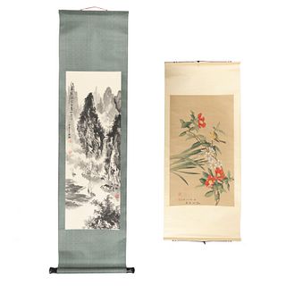 Lote de 2 kakemonos. China, siglo XX. Vista de flores y con paisajes. Técnica mixta sobre papel. Con sellos Go y sinogramas.
