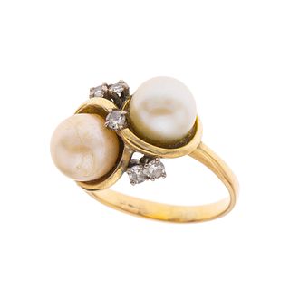 Anillo con perlas y diamantes en oro amarillo de 14k. 2 perlas cultivadas color crema de 9 mm. 5 diamantes corte 8 x 8. Talla:...