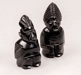 Par de ídolos. Siglo XX. Diseño prehispánico. En talla de obsidiana. 12 cm (mayor)