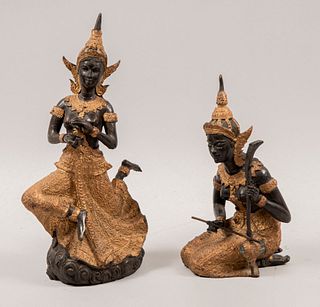 2 esculturas tailandesas. Siglo XX. Elaboradas en bronce. Decoradas con esmalte dorado. 28 cm de altura (mayor)