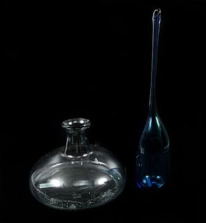 Lote de botella y florero. México. Siglo XX. Elaborados en vidrio soplado. Uno firmado, marca cristal Nouvel.