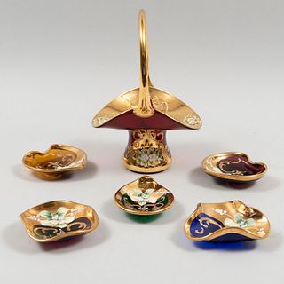 Lote de canasta y platos miniatura. Italia. Siglo XX. Elaborado en cristal de Murano. Consta de: canasta y 5 platos miniatura.