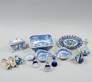 Lote de 14 piezas. Diferentes orígenes y diseños. S XX. Elaboradas en cerámica vidriada. Consta de: caja, 4 platos, otros.