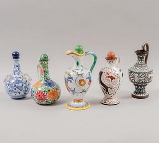 Lote de 5 jarras. Diferentes orígenes y diseños. S XX. Elaboradas en cerámica. Decorados con elementos vegetales.