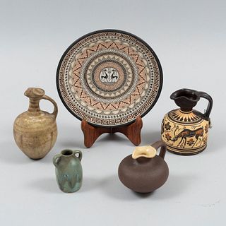 Lote de plato y 4 jarras. Diferentes orígenes y diseños. SXX. Elaborados en cerámica y terracota. Decorados con grecas.